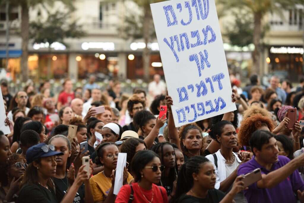 "צריך להבין שגם הקבוצה שלנו היא חלק אינטגרלי מהפסיפס הישראלי". הפגנה העדה האתיופית נגד אפליה ואלימות משטרתית, תל־אביב, 2019. | גטי אימג'ס "צריך להבין שגם הקבוצה שלנו היא חלק אינטגרלי מהפסיפס הישראלי". הפגנה העדה האתיופית נגד אפליה ואלימות משטרתית, תל־אביב, 2019. | גטי אימג'ס