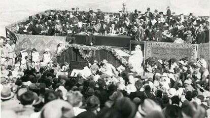 הראי"ה קוק נואם בטקס פתיחת האוניברסיטה העברית, ו' ניסן תרפ"ה. באדיבות הארכיון הציוני המרכזי