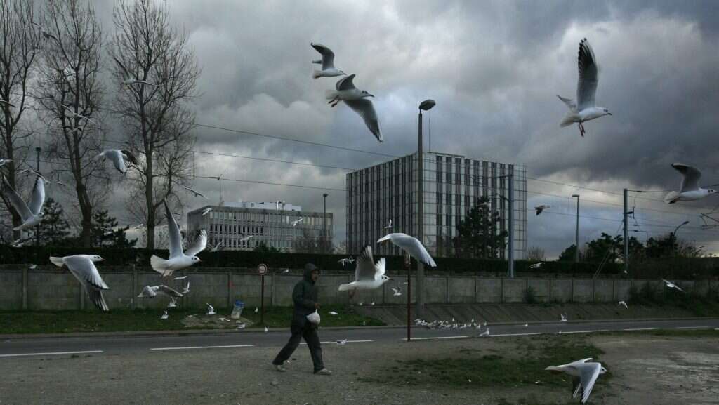 פותחים את גבולותינו בברכה לזרים שבאים לבזבז את כספם אצלנו, וסוגרים בפני זרים שבאים כדי להרוויח אצלנו את כספם. מהגר בצרפת. | איי.פי פותחים את גבולותינו בברכה לזרים שבאים לבזבז את כספם אצלנו, וסוגרים בפני זרים שבאים כדי להרוויח אצלנו את כספם. מהגר בצרפת. | איי.פי