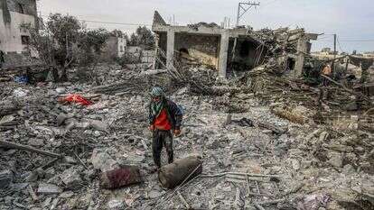 הריסות ברפיח לאחר הפצצות צה"ל, מוקדם יותר במלחמה. | עבד רחים חטיב, פלאש 90