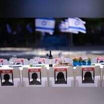 מיצג שולחן השבת בכיכר החטופים בתל־אביב. | תומר נויברג, פלאש 90