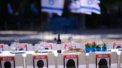 מיצג שולחן השבת בכיכר החטופים בתל־אביב. | תומר נויברג, פלאש 90