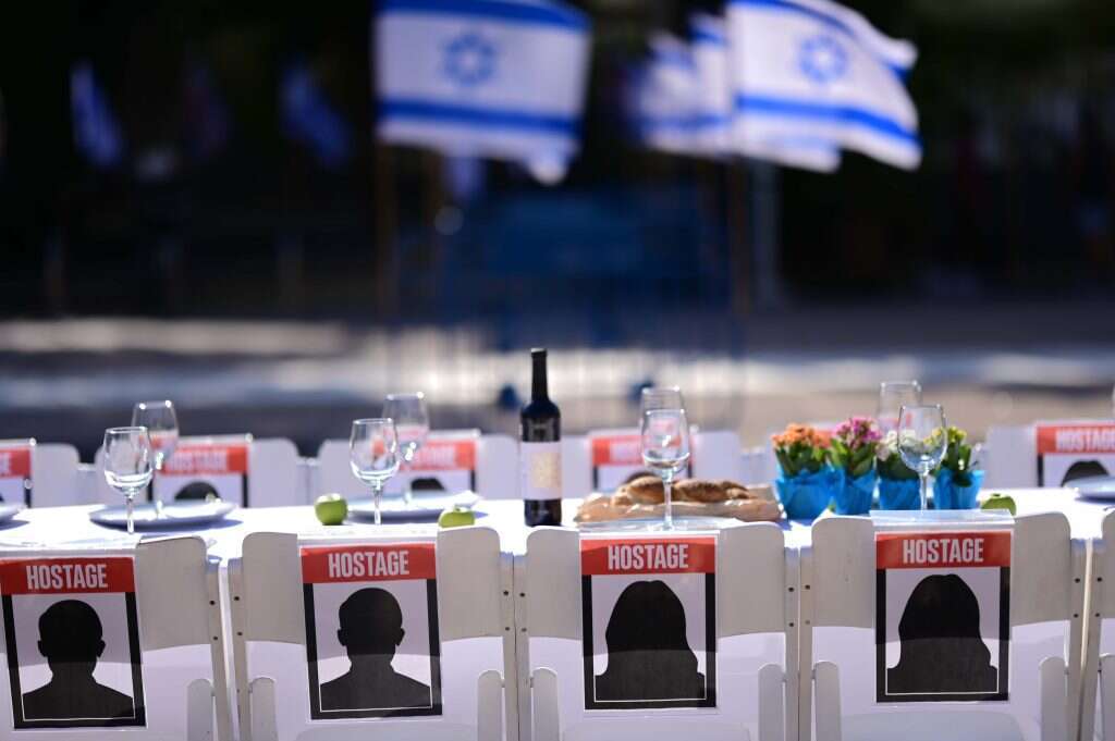 מיצג שולחן השבת בכיכר החטופים בתל־אביב. | תומר נויברג, פלאש 90