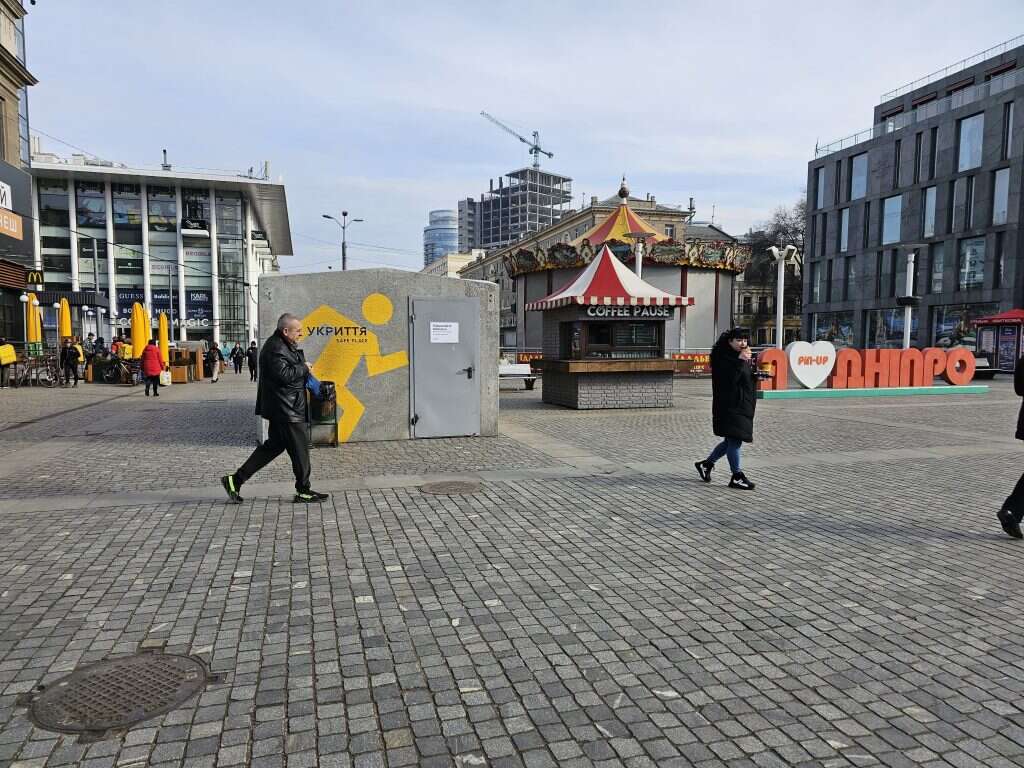 איש לא טורח להתחבא בעת אזעקה. בטונדות ברחובות דניפרו. | באדיבות פדרציית הקהילות היהודיות באוקראינה איש לא טורח להתחבא בעת אזעקה. בטונדות ברחובות דניפרו. | באדיבות פדרציית הקהילות היהודיות באוקראינה