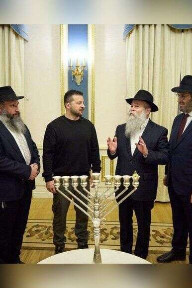 נשיא אוקראינה זלנסקי בהדלקת נרות חנוכה עם הרבנים קמינצקי וסטמבלר | באדיבות פדרציית הקהילות היהודיות באוקראינה נשיא אוקראינה זלנסקי בהדלקת נרות חנוכה עם הרבנים קמינצקי וסטמבלר | באדיבות פדרציית הקהילות היהודיות באוקראינה