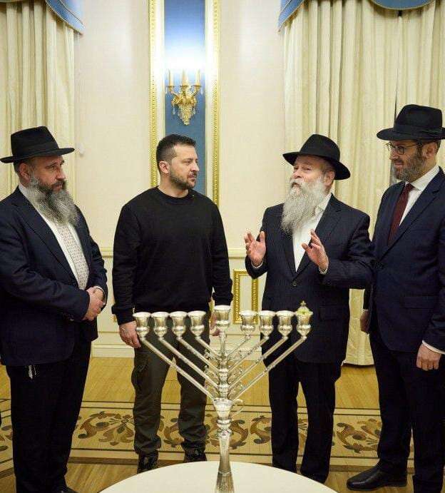 נשיא אוקראינה זלנסקי זלנסקי בהדלקת נרות חנוכה עם הרבנים קמינצקי וסטמבלר | באדיבות פדרציית הקהילות היהודיות באוקראינה נשיא אוקראינה זלנסקי זלנסקי בהדלקת נרות חנוכה עם הרבנים קמינצקי וסטמבלר | באדיבות פדרציית הקהילות היהודיות באוקראינה