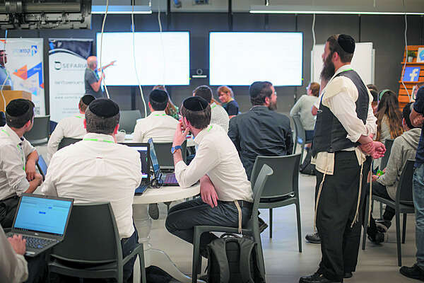 לחברה החרדית יש מה לתרום. חרדים במרתון תכנות לילי במשרדי פייסבוק בישראל. | אריק סולטן