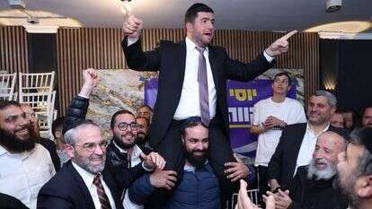 ראש העיר הנבחר של צפת יוסי קקון חוגג את ניצחונו בבחירות. | דוד כהן, פלאש 90