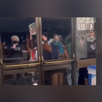 מפגינים אנטי ישראלים באוניברסיטת ברקלי. | מסך מיוטיוב מפגינים אנטי ישראלים באוניברסיטת ברקלי. | מסך מיוטיוב