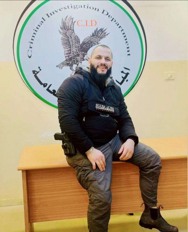 מחמד יוסף ד'יאב מנאצרה, קצין במשטרה הפלסטינית, המחבל שביצע את הפיגוע ליד עלי מחמד יוסף ד'יאב מנאצרה, קצין במשטרה הפלסטינית, המחבל שביצע את הפיגוע ליד עלי