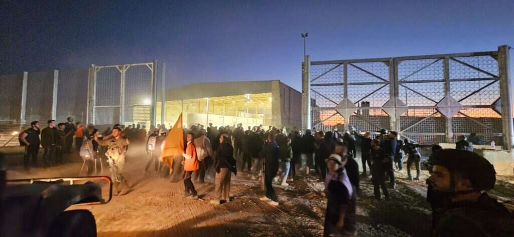 מעבר ארז, הערב