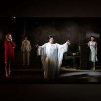 ההצגה "האמיני יום יבוא" של הבימה. | כפיר בולוטין