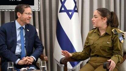 אורי מגידיש עם נשיא המדינה. | חיים צח, לע"מ