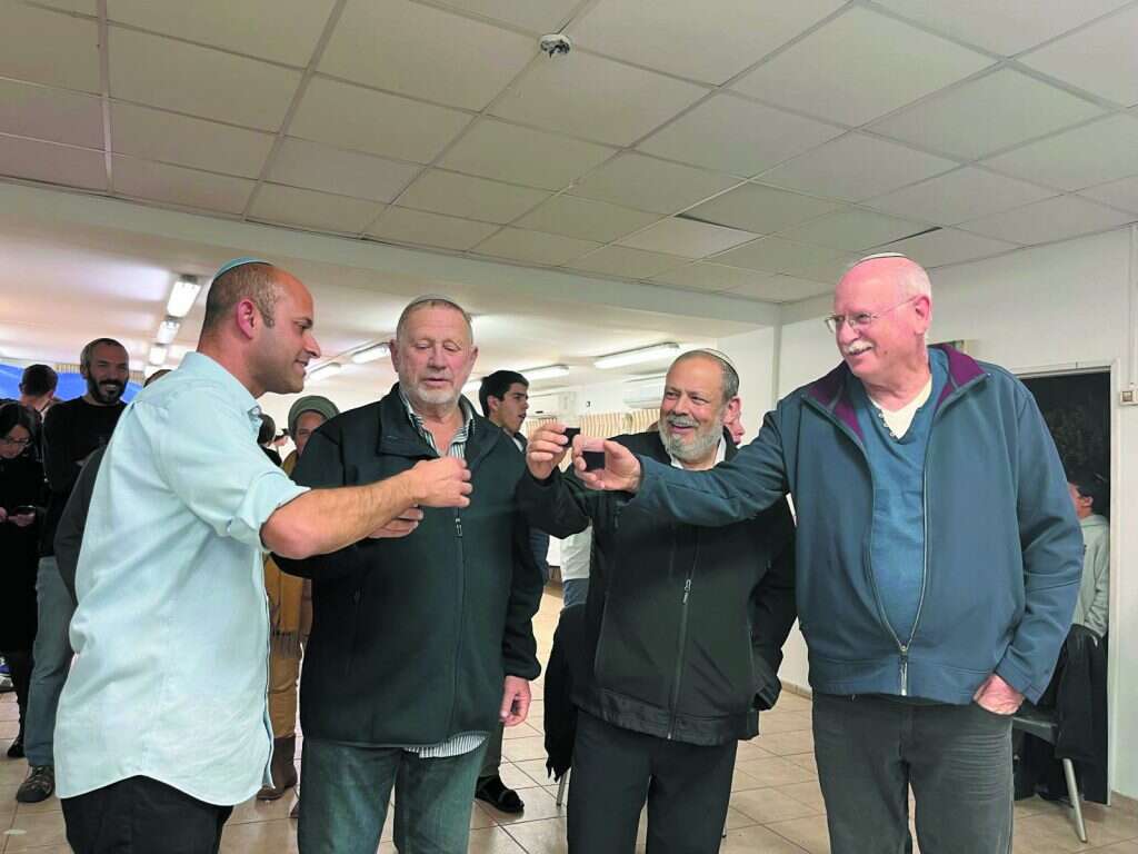 אלירם אזולאי (משמאל), שנבחר לראשות המועצה האזורית הר חברון עם קודמיו בתפקיד. | הלל אזולאי