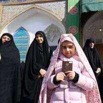 ילדה איראנית מציגה תעודת זהות של קרובת משפחתה בתור להצבעה בקלפי. | AFP ילדה איראנית מציגה תעודת זהות של קרובת משפחתה בתור להצבעה בקלפי. | AFP