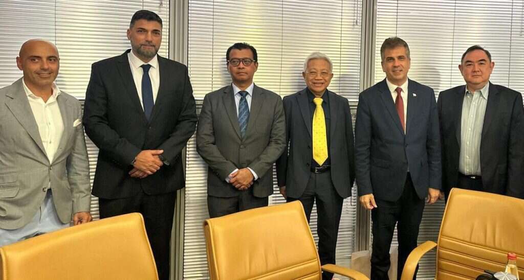 שר החוץ לשעבר אלי כהן יחד עם המשלחת האינדונזית