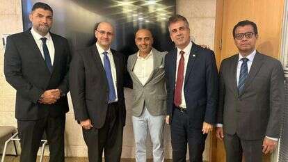 שר החוץ לשעבר אלי כהן יחד עם המשלחת האינדונזית