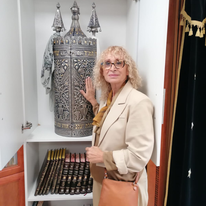 רחלי פריקר לצד ספר תורה בבית הכנסת בבארי רחלי פריקר לצד ספר תורה בבית הכנסת בבארי