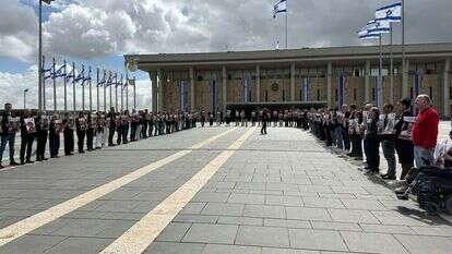 משפחות החטופים במחאה בכנסת, לציון 150 יום בשבי. | דוברות הכנסת
