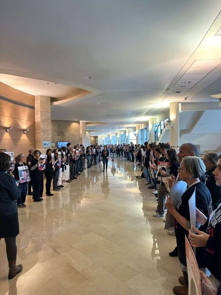 משפחות החטופים במחאה בכנסת, לציון 150 יום בשבי. | דוברות הכנסת