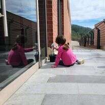 ילדה משלומית במלון כרמים. | שלומית