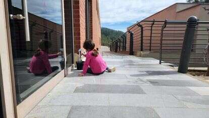 ילדה משלומית במלון כרמים. | שלומית