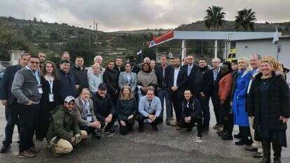 חברי הפרלמנט בתחנת הדלק בכניסה לעלי. | מועצת בנימין