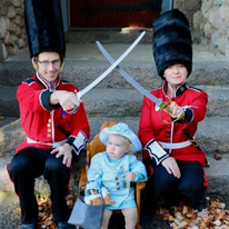 תחפושת משפחתית לפורים - "משמר המלכה". מתוך עמוד הפיינטרסט של "Costume Works". תחפושת משפחתית לפורים - "משמר המלכה". מתוך עמוד הפיינטרסט של "Costume Works".