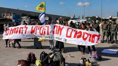 פעילים למען חסימת מעבר הסיוע הומניטרי בכרם שלום. | AFP