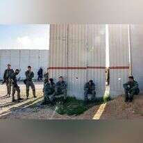 כוחות ביטחון במעבר כרם שלום. | AFP