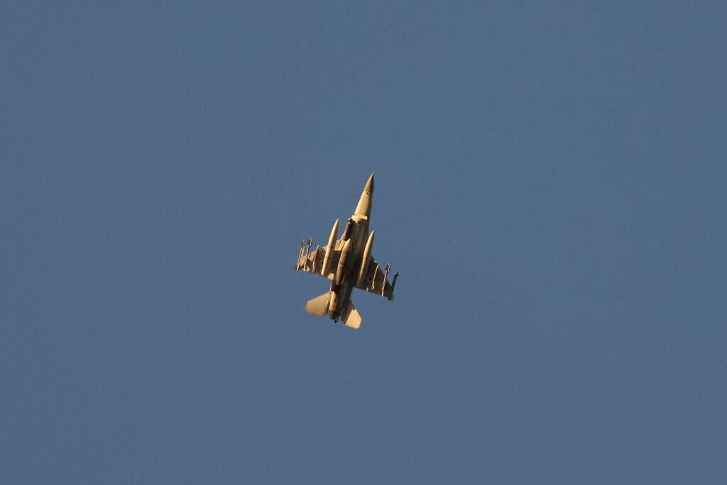 מטוס של חיל האוויר בשני לבנון, אתמול. | EPA ATEF SAFADI מטוס של חיל האוויר בשני לבנון, אתמול. | EPA ATEF SAFADI