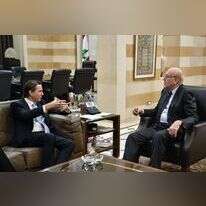 שליח נשיא ארה"ב עמוס הוכשטיין בפגישה עם ראש ממשלת לבנון. | EPA WAEL HAMZEH