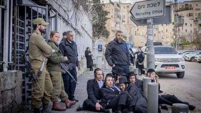 הפגנות נגד גיוס חרדים לצבא מחוץ ללשכת הגיוס בירושלים. | חיים גולדברג - פלאש 90