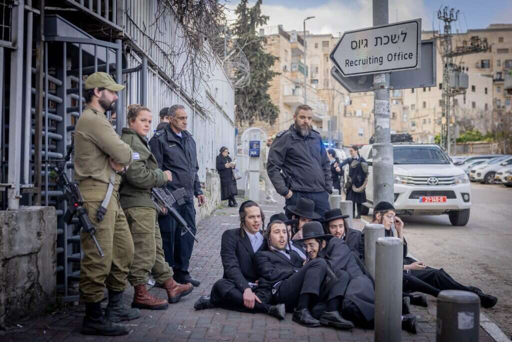 הפגנות נגד גיוס חרדים לצבא מחוץ ללשכת הגיוס בירושלים. | חיים גולדברג - פלאש 90