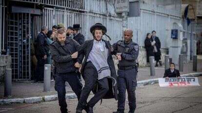 הפגנות נגד גיוס חרדים לצבא מחוץ ללשכת הגיוס בירושלים. | אילוסטרציה: חיים גולדברג - פלאש 90