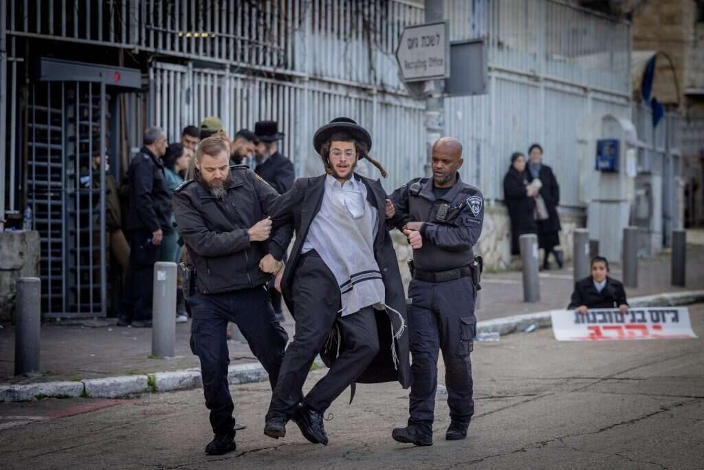 הפגנות נגד גיוס חרדים לצבא מחוץ ללשכת הגיוס בירושלים. | אילוסטרציה: חיים גולדברג - פלאש 90