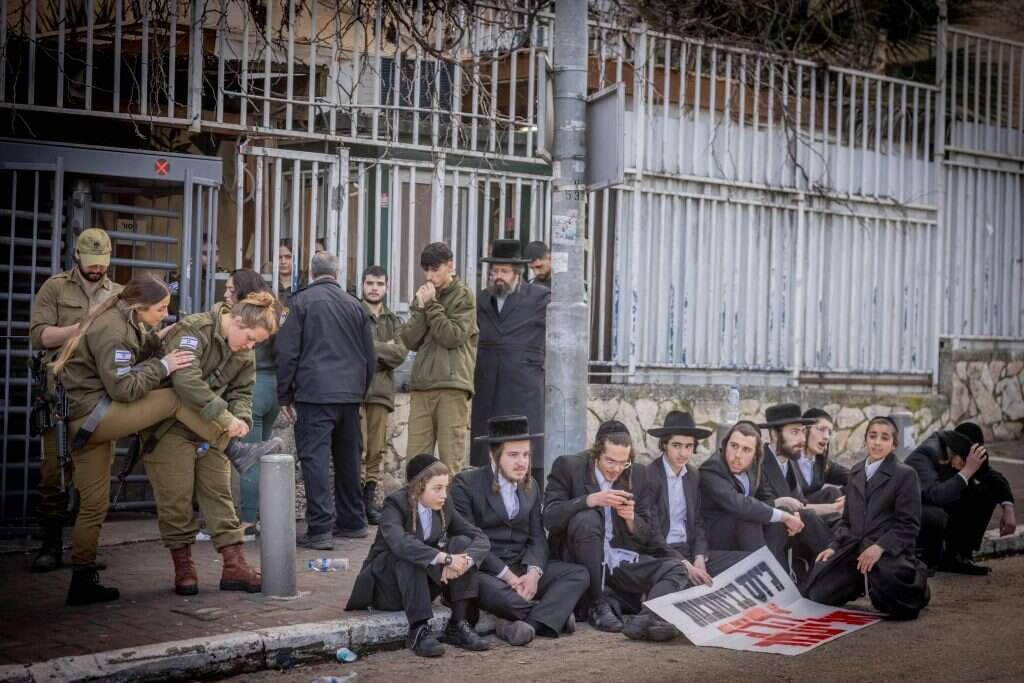 הפגנות נגד גיוס חרדים לצבא מחוץ ללשכת הגיוס בירושלים. | חיים גולדברג - פלאש 90