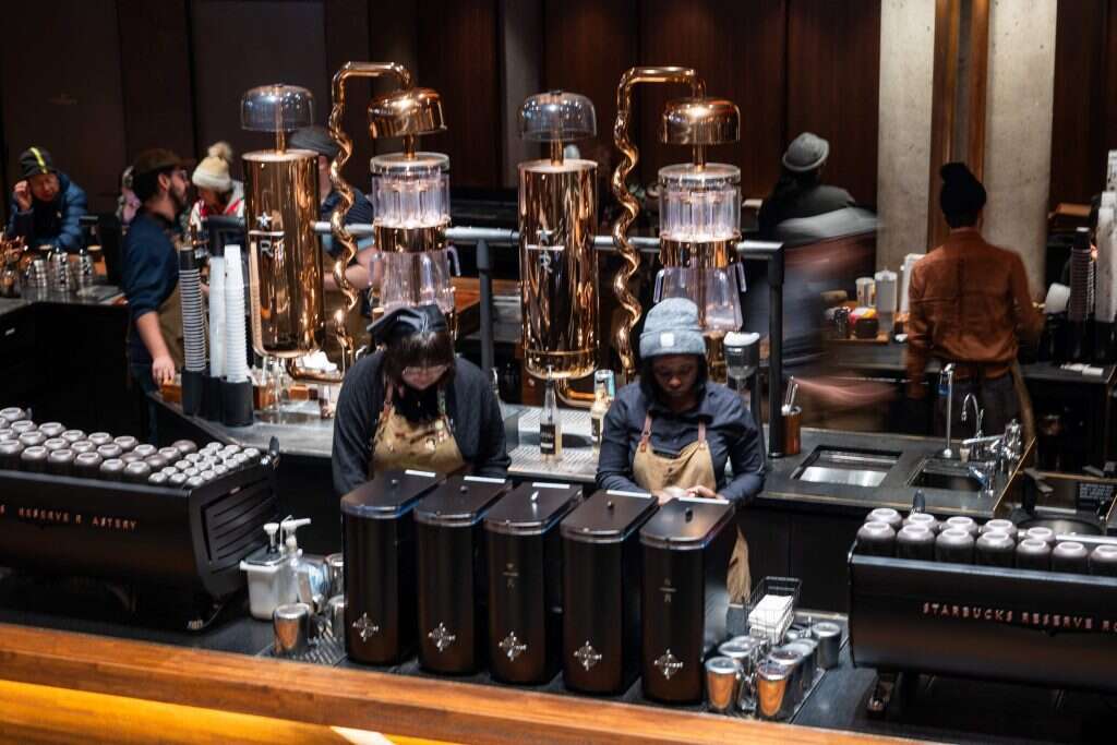 בית קפה של סטארבקס. | SPENCER PLATT / GETTY IMAGES NORTH AMERICA / Getty Images via AFP