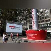 החלטה ערכית שהשתלמה בטווח הארוך. מיצג של חברת CVS בניו־יורק בהכרזה על הפסקת מכירת סיגריות, 2014 | איי.פי החלטה ערכית שהשתלמה בטווח הארוך. מיצג של חברת CVS בניו־יורק בהכרזה על הפסקת מכירת סיגריות, 2014 | איי.פי