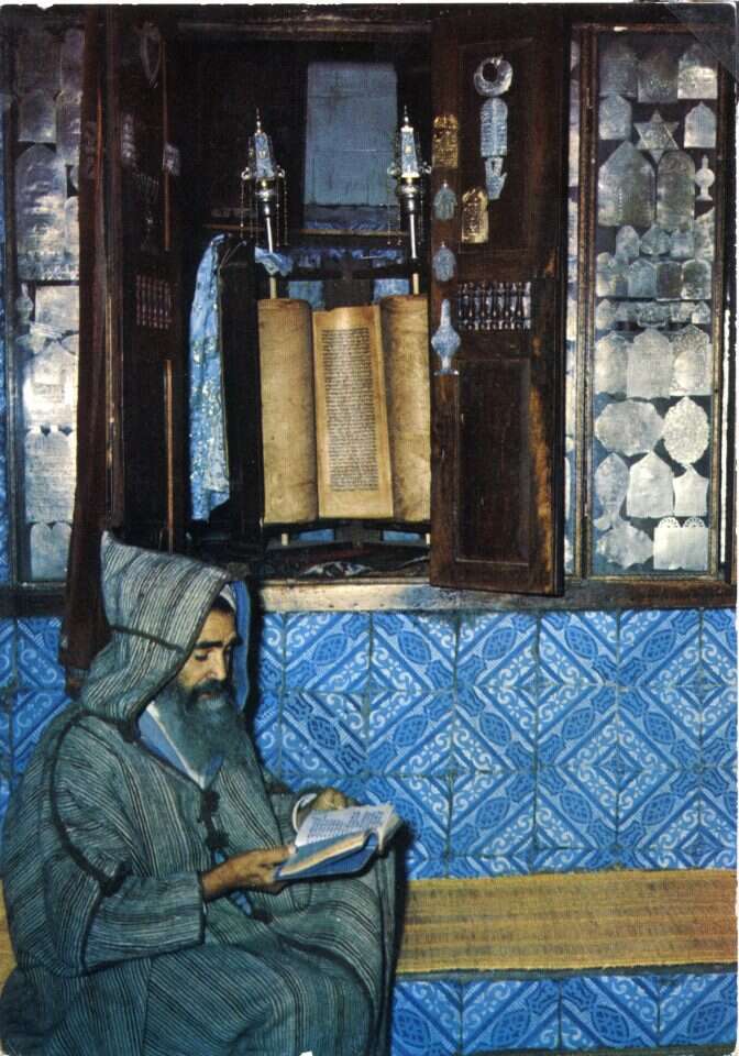 מתפלל בבית הכנסת העתיק "אלגריבה" בג'רבה מאוסף יהדות תוניס, ארכיון התמונות ע"ש שושנה ואשר הלוי, יד יצחק בן-צבי