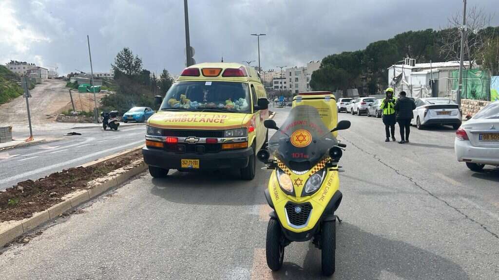זירת פיגוע הדקירה בנווה יעקב. | דוברות מד"א