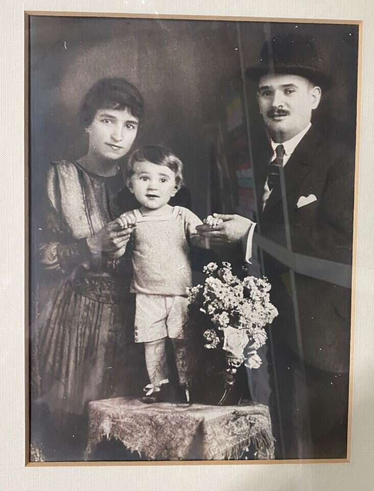 גולדה ואשר אנשיל הרשקוביץ' עם בנם הבכור, הרשי גולדה ואשר אנשיל הרשקוביץ' עם בנם הבכור, הרשי