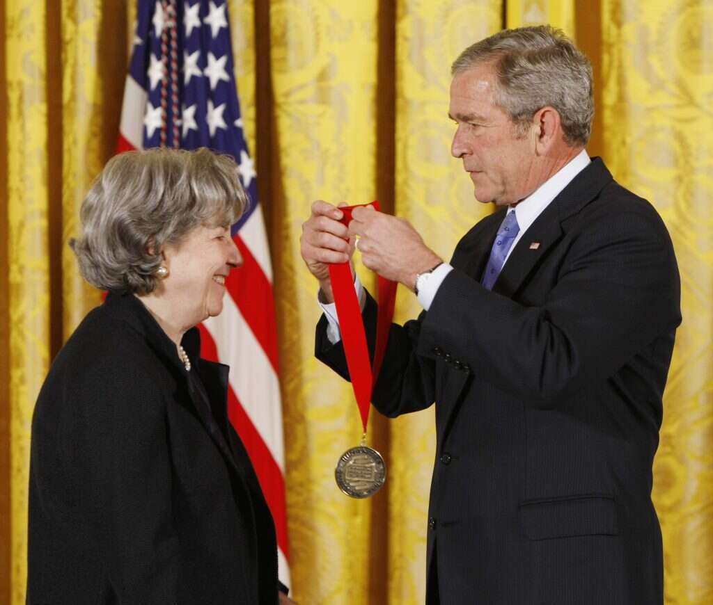 וייס מקבלת את מדליית מדעי הרוח מאת נשיא ארה"ב דאז ג'ורג' בוש, 2007 | איי.פי