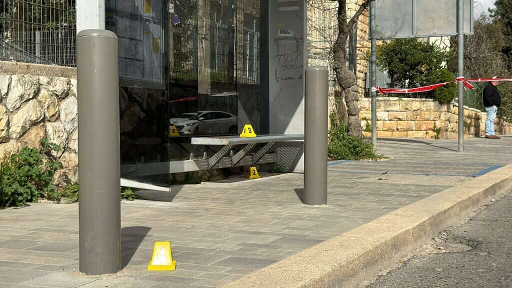 תחנת האוטובוס בוצע פיגוע הדקירה בנווה יעקב. | דוברות המשטרה