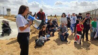 מפגינים במעבר כרם שלום, הבוקר. | צו 9