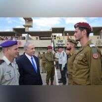 נתניהו עם הקצינים הטריים. | עמוס בן גרשום, לע"מ