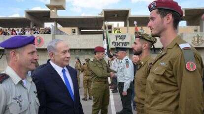 נתניהו עם הקצינים הטריים. | עמוס בן גרשום, לע"מ