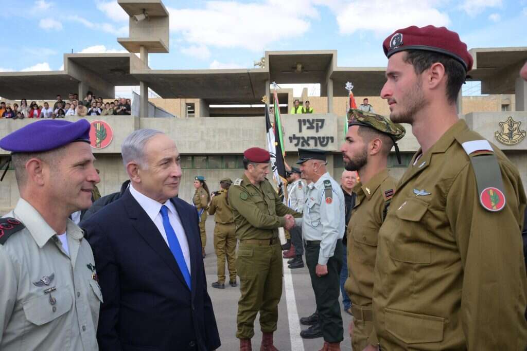 נתניהו עם הקצינים הטריים. | עמוס בן גרשום, לע"מ נתניהו עם הקצינים הטריים. | עמוס בן גרשום, לע"מ