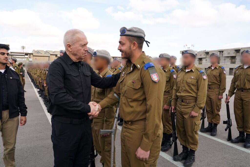 גלנט עם חיילים שנפצעו בעזה והיו בין מסיימי הקורס, היום. | אריאל חרמוני