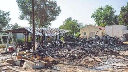 מבנה בניר־יצחק שניזוק מפגיעת רקטה, אוקטובר 2023. | גטי אימג'ס